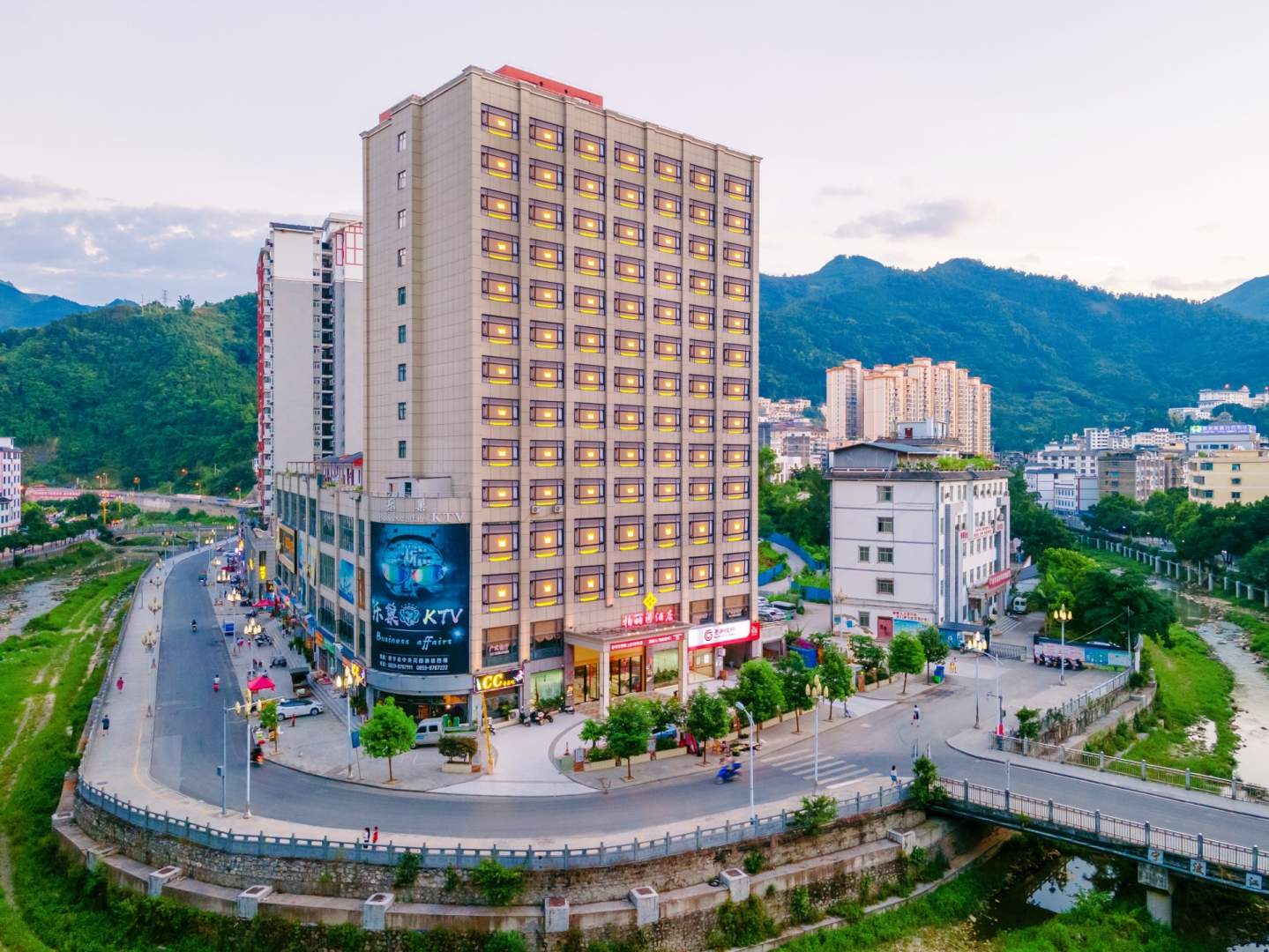 册亨站柏丽园酒店(财富广场县政府店)