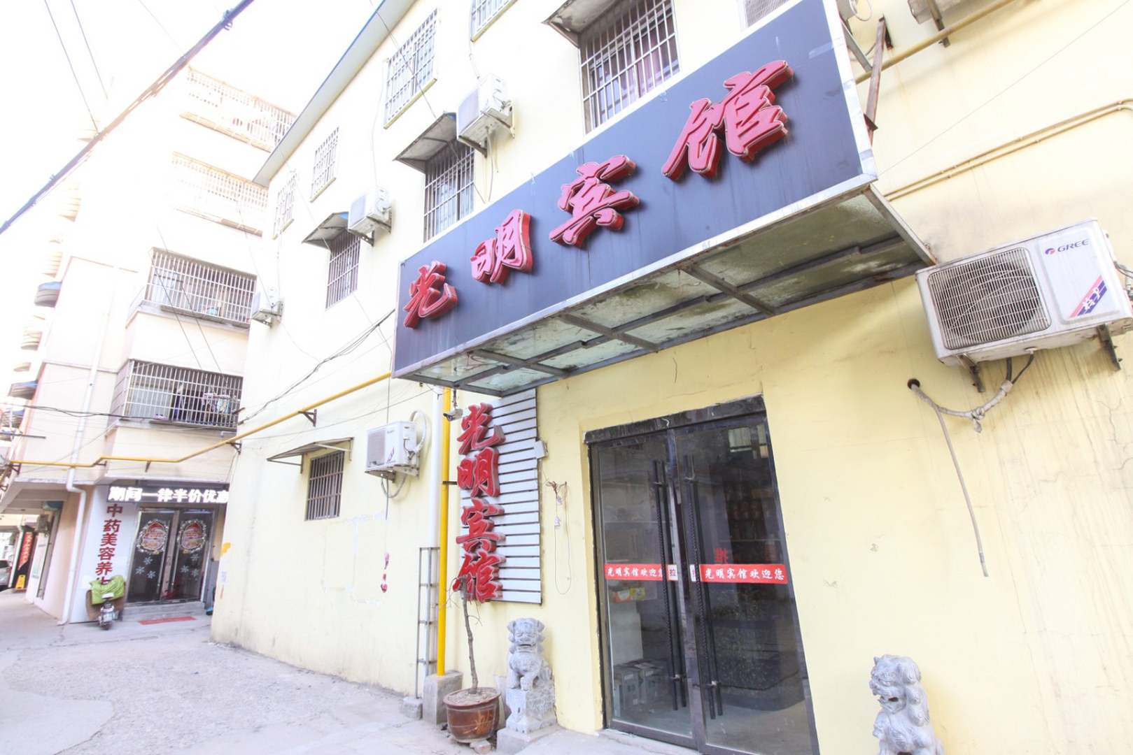 光明旅社(太和县盐务公司盐务管理局西北)