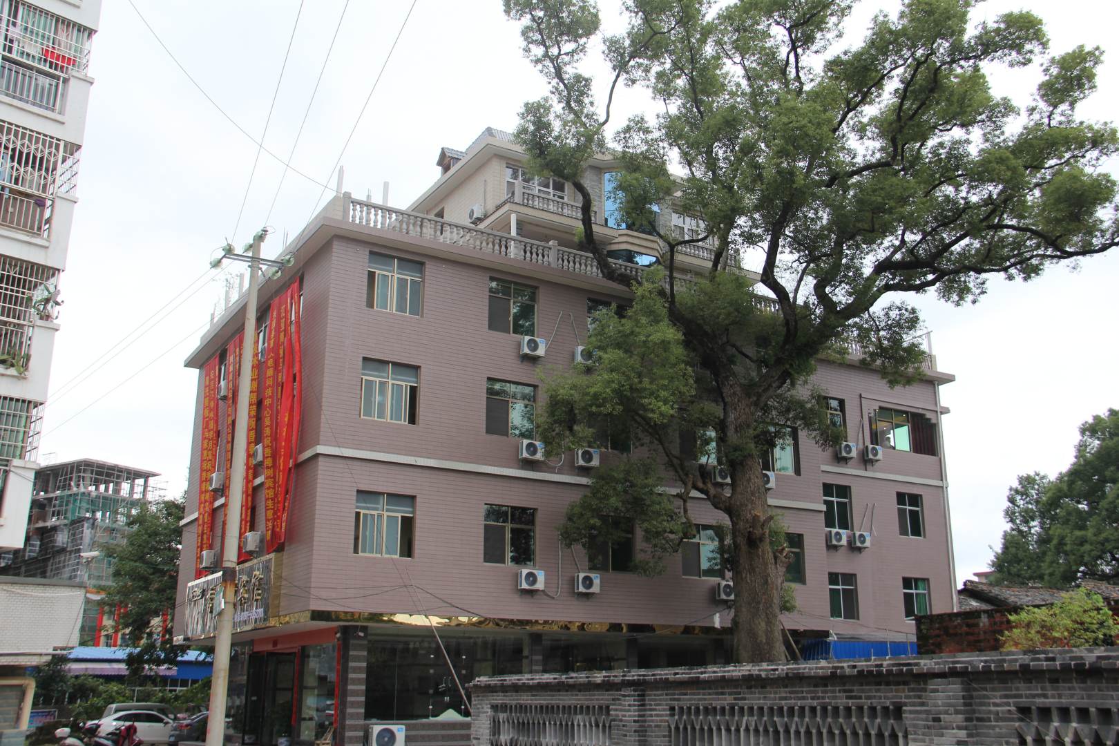 香樟树宾馆