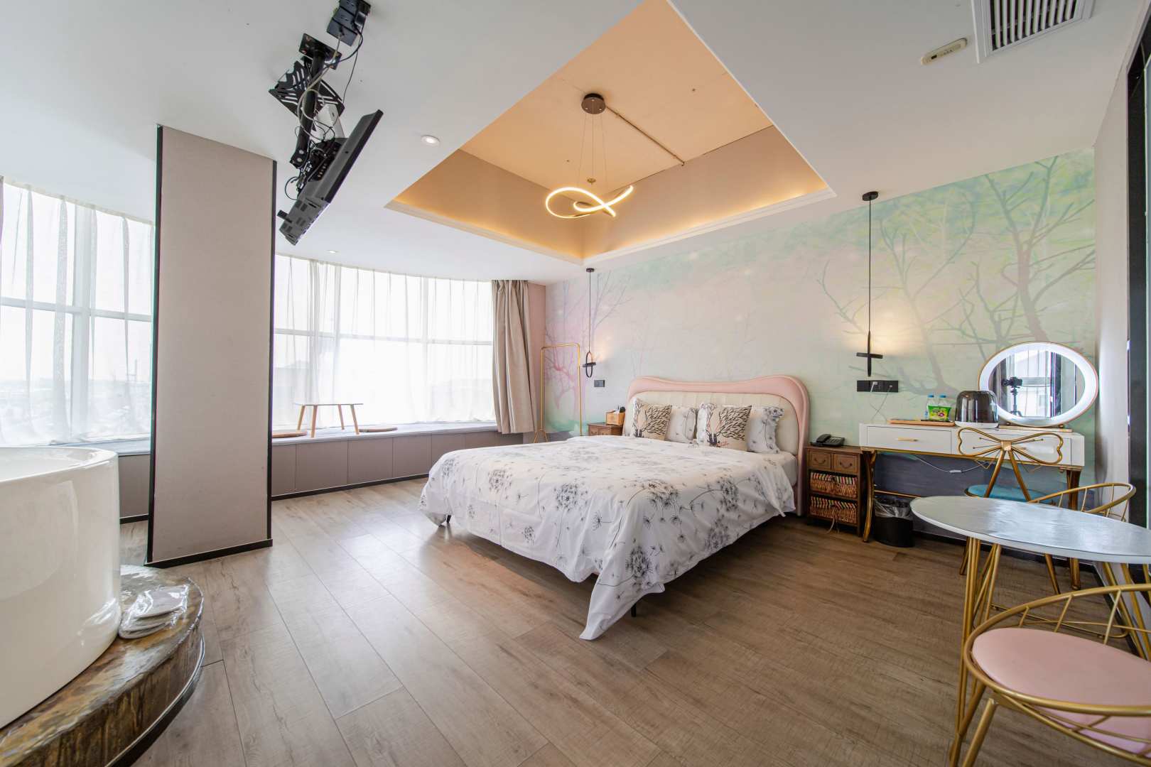 迷白艺术酒店(苏州盛泽店)