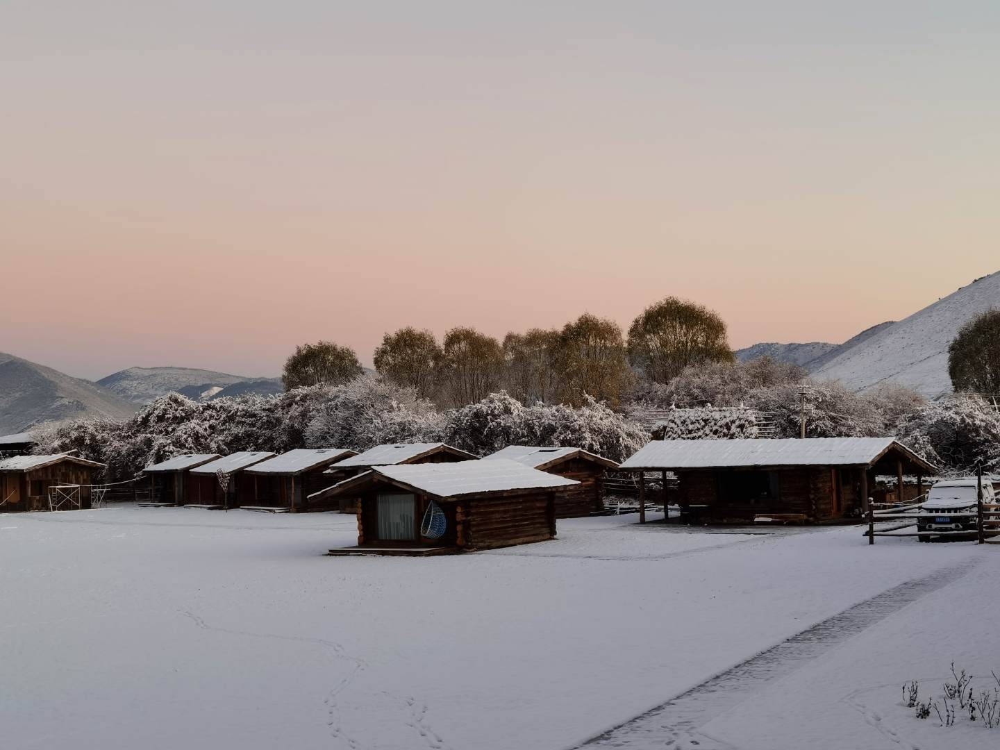 香格里拉十里雪山星空帐篷庄园