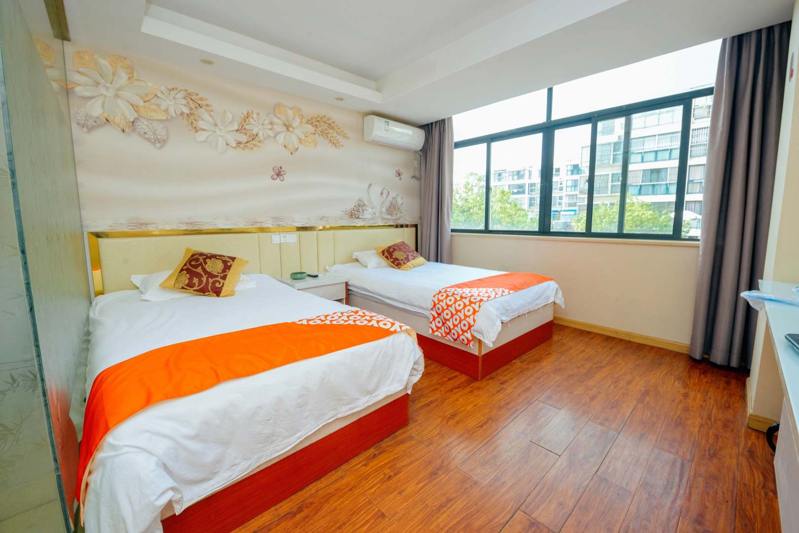 OYO龙鼎宾馆(滨江水韵公园建业街店)