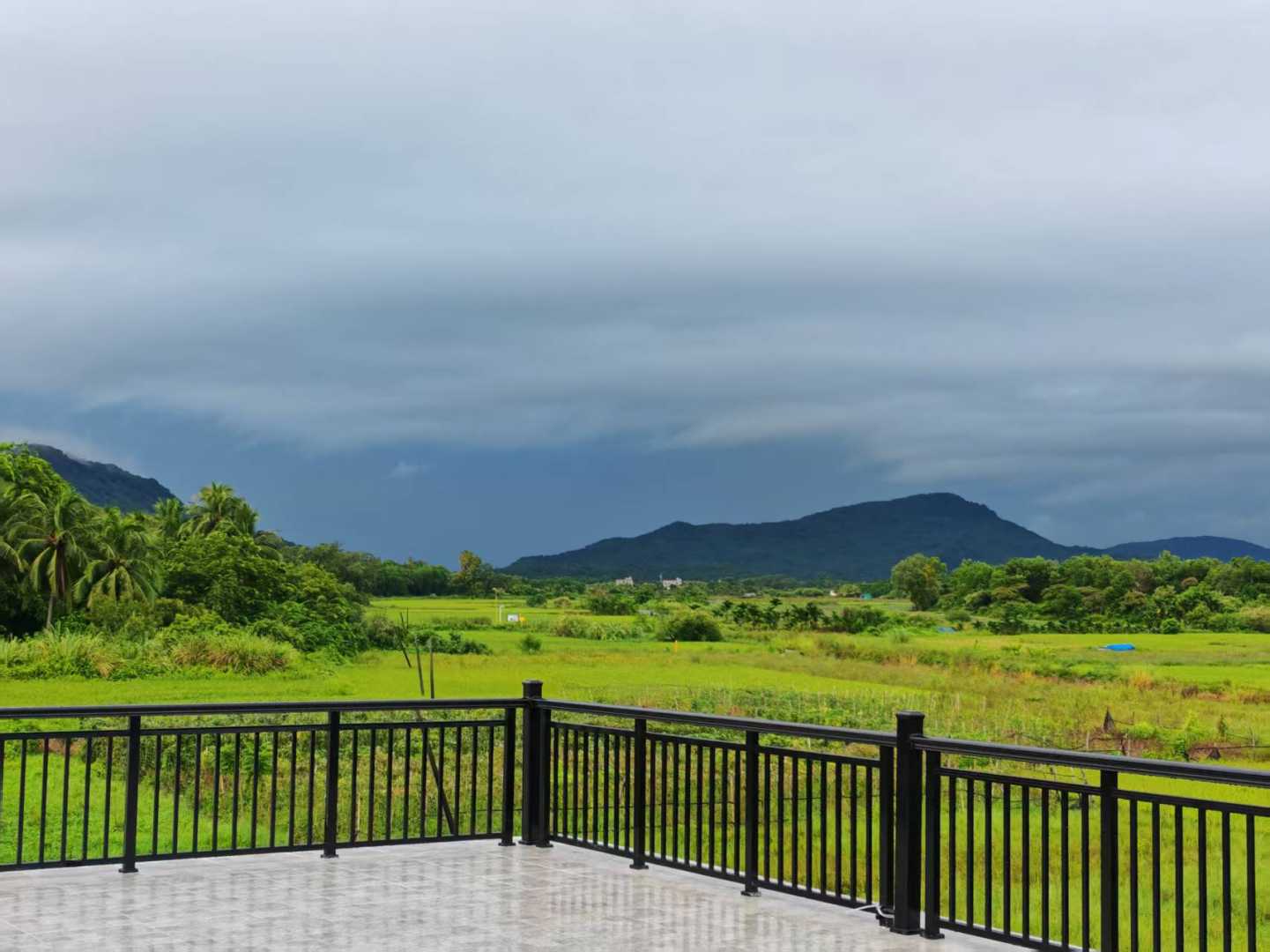万宁壹拾贰民宿(万宁神州站店)