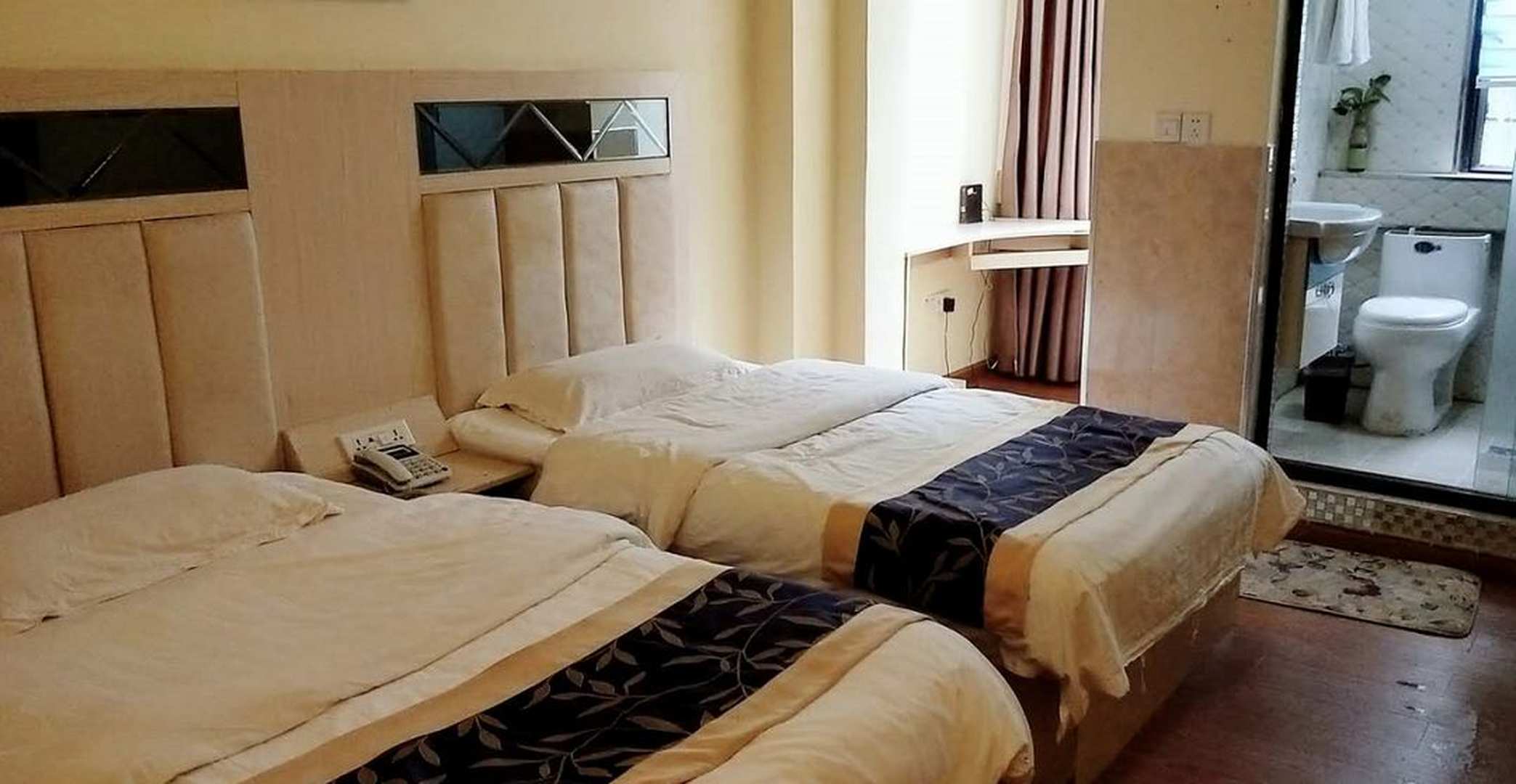 册亨携隆快悽酒店