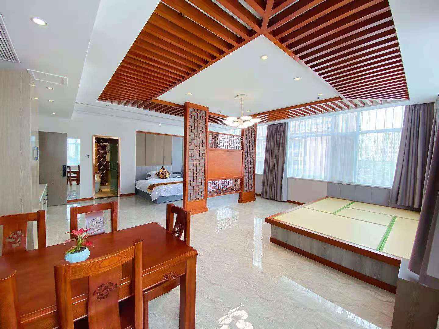 龙威假日酒店(韩乐坊北街店)