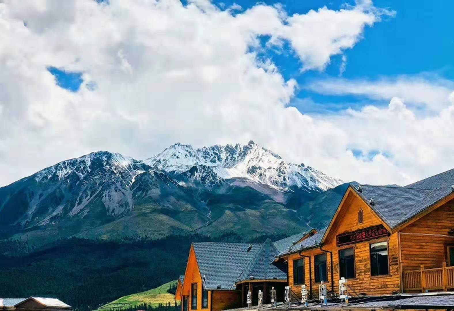 祁连县卓尔山观景山庄