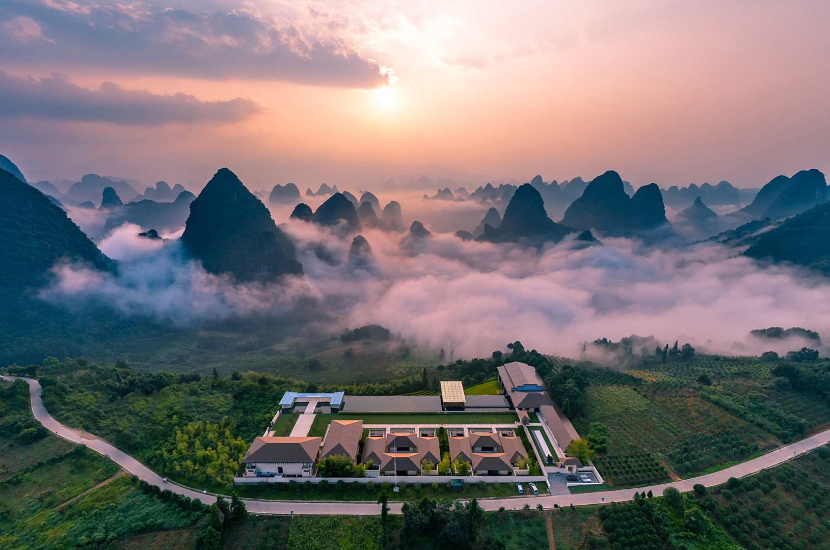 阳朔画山云舍