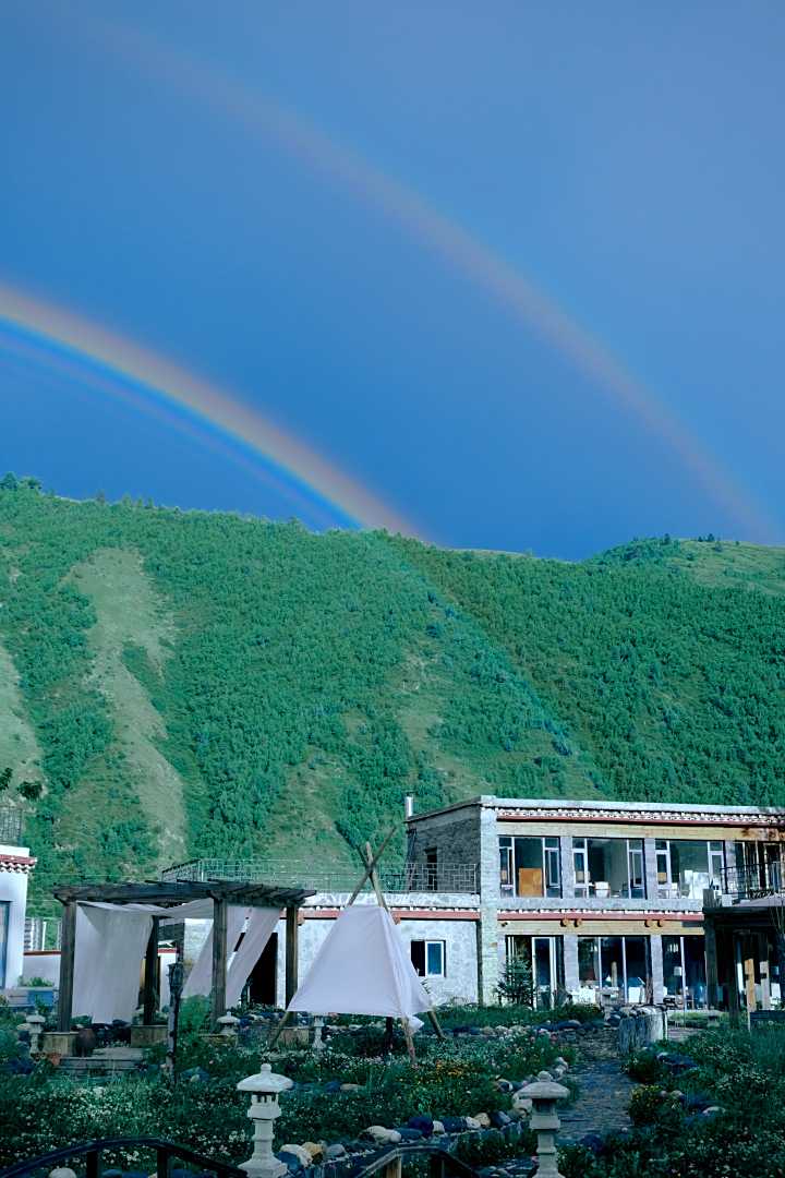新都桥云漫山居酒店