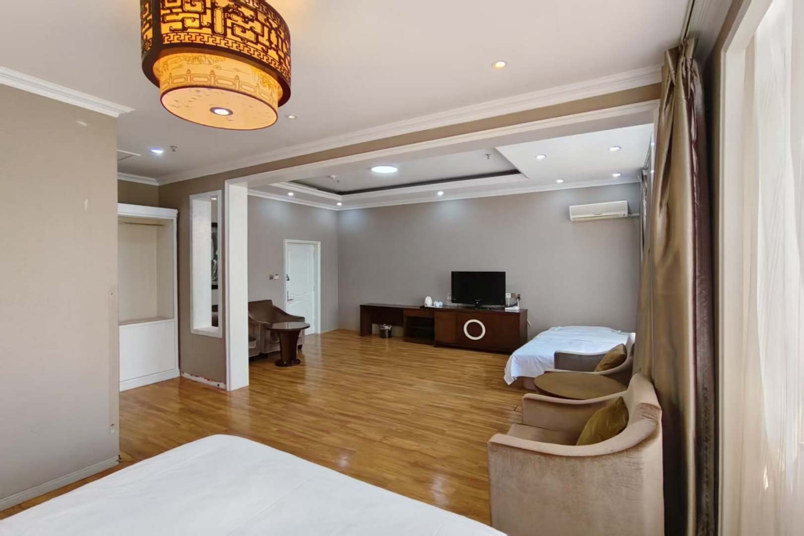 如家旗下-锡林浩特市政府锡林广场中心华驿酒店