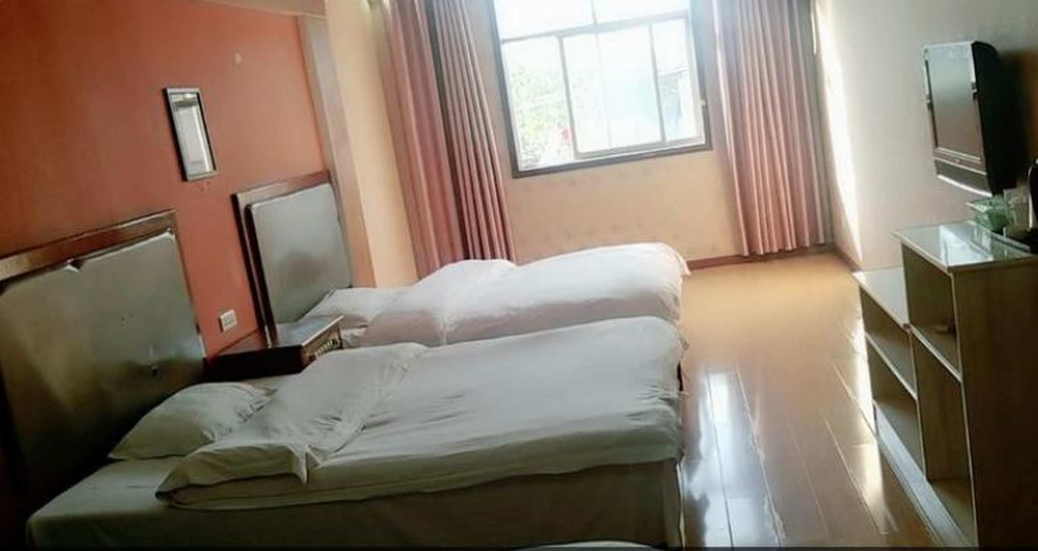神农宾馆(炎帝购物广场西北)