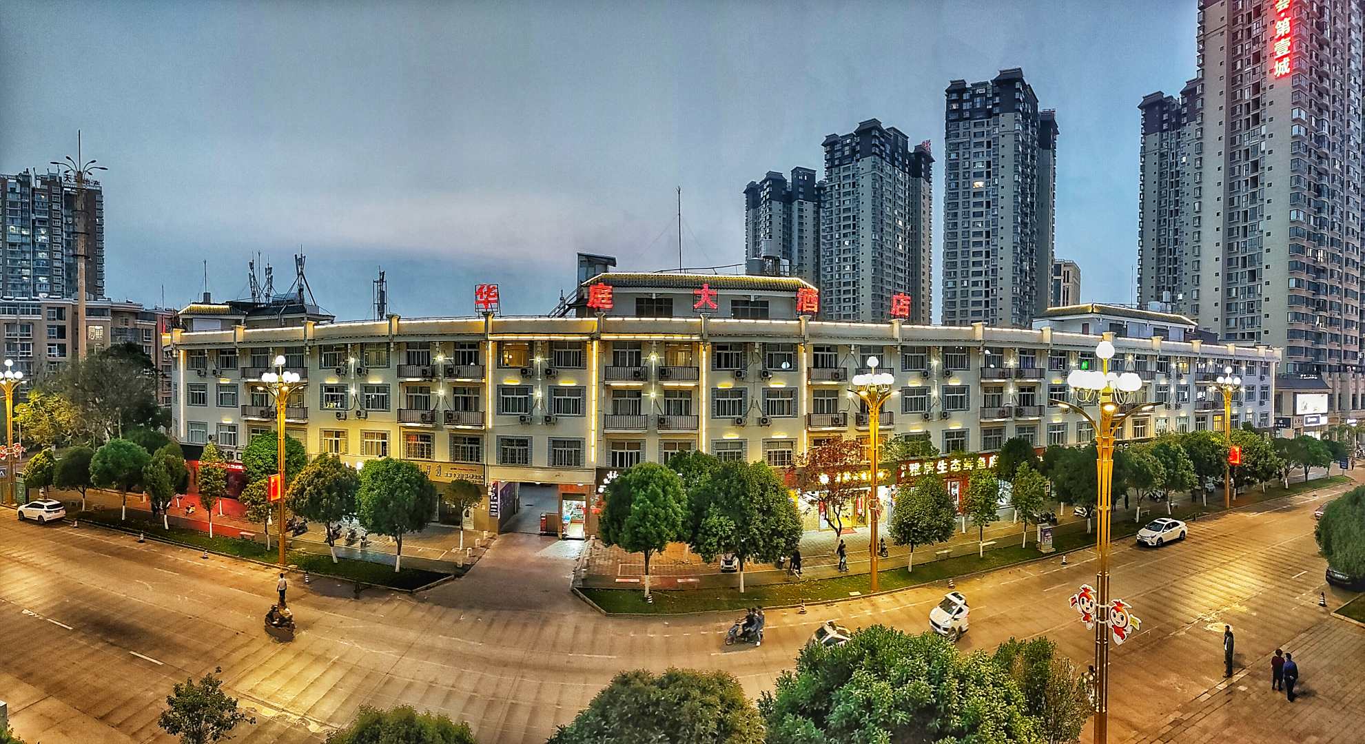 蒙自华庭大酒店(南湖公园店)