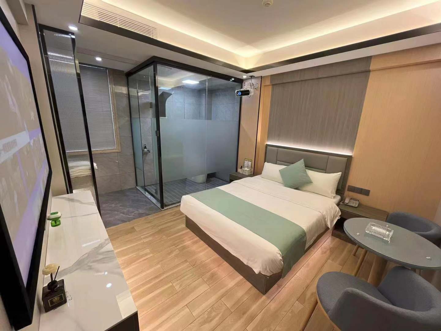 深圳华富隆商务宾馆(上芬地铁站深圳北站店)