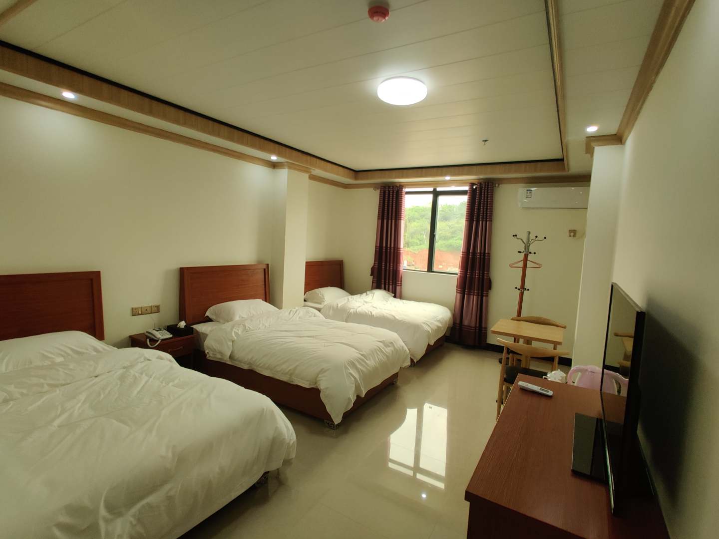 雄坝商务酒店
