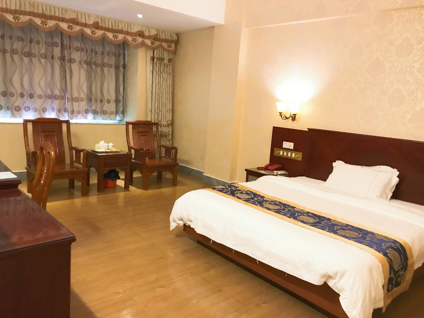 云浮新富丽宾馆(邓发纪念中学店)