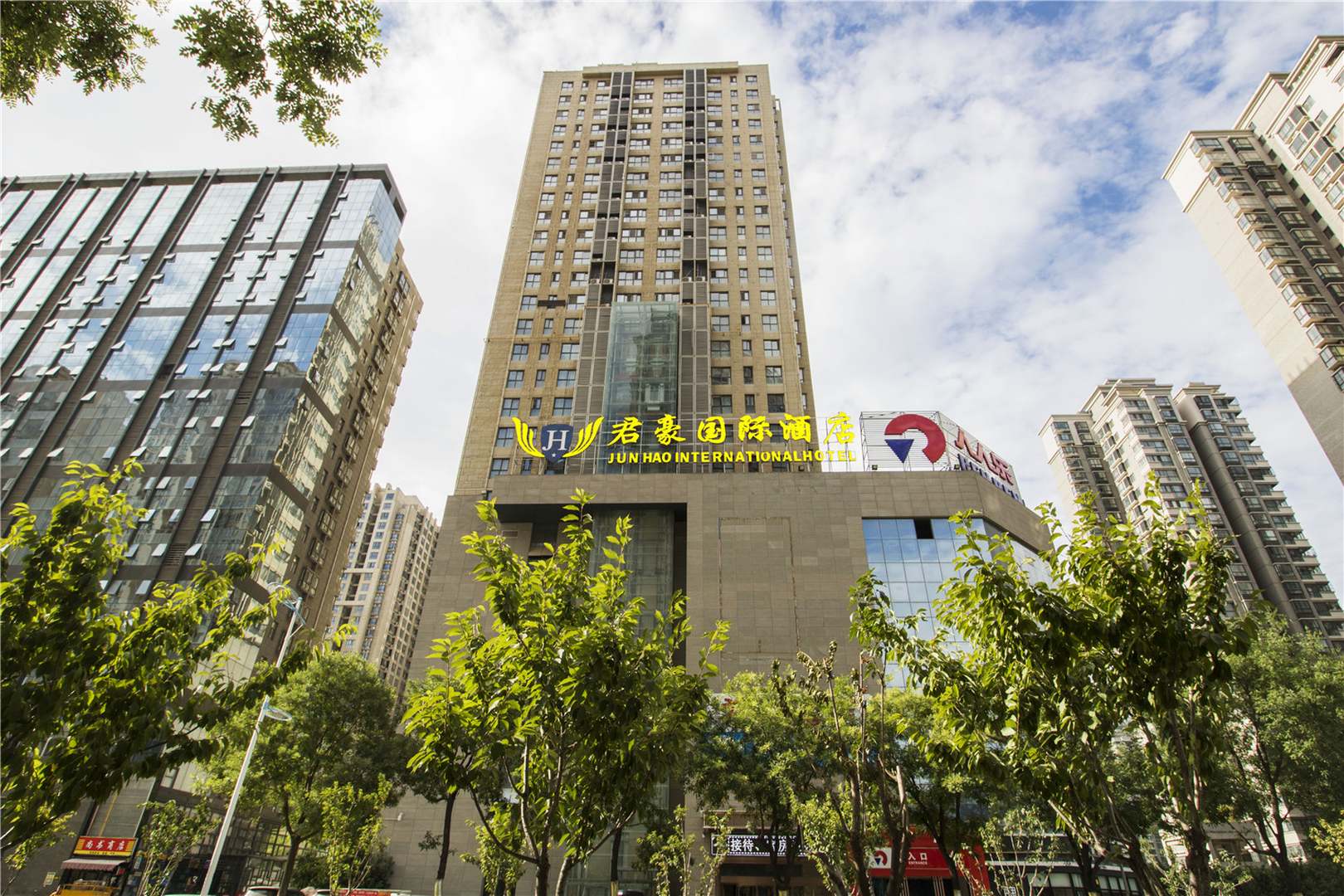 君豪国际酒店(西安高铁北站凤城九路地铁站店)