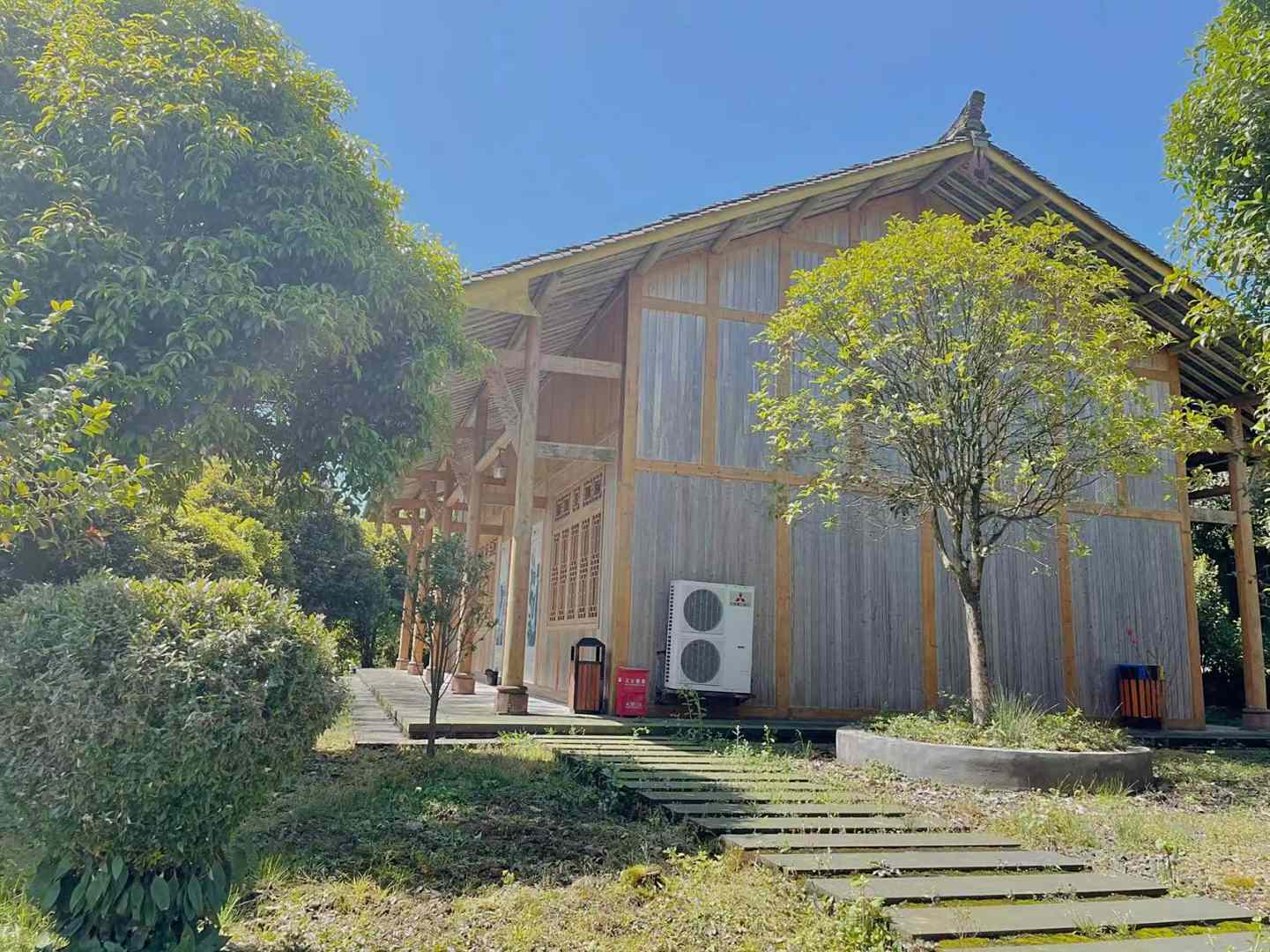 荥经龙苍沟虎林山庄