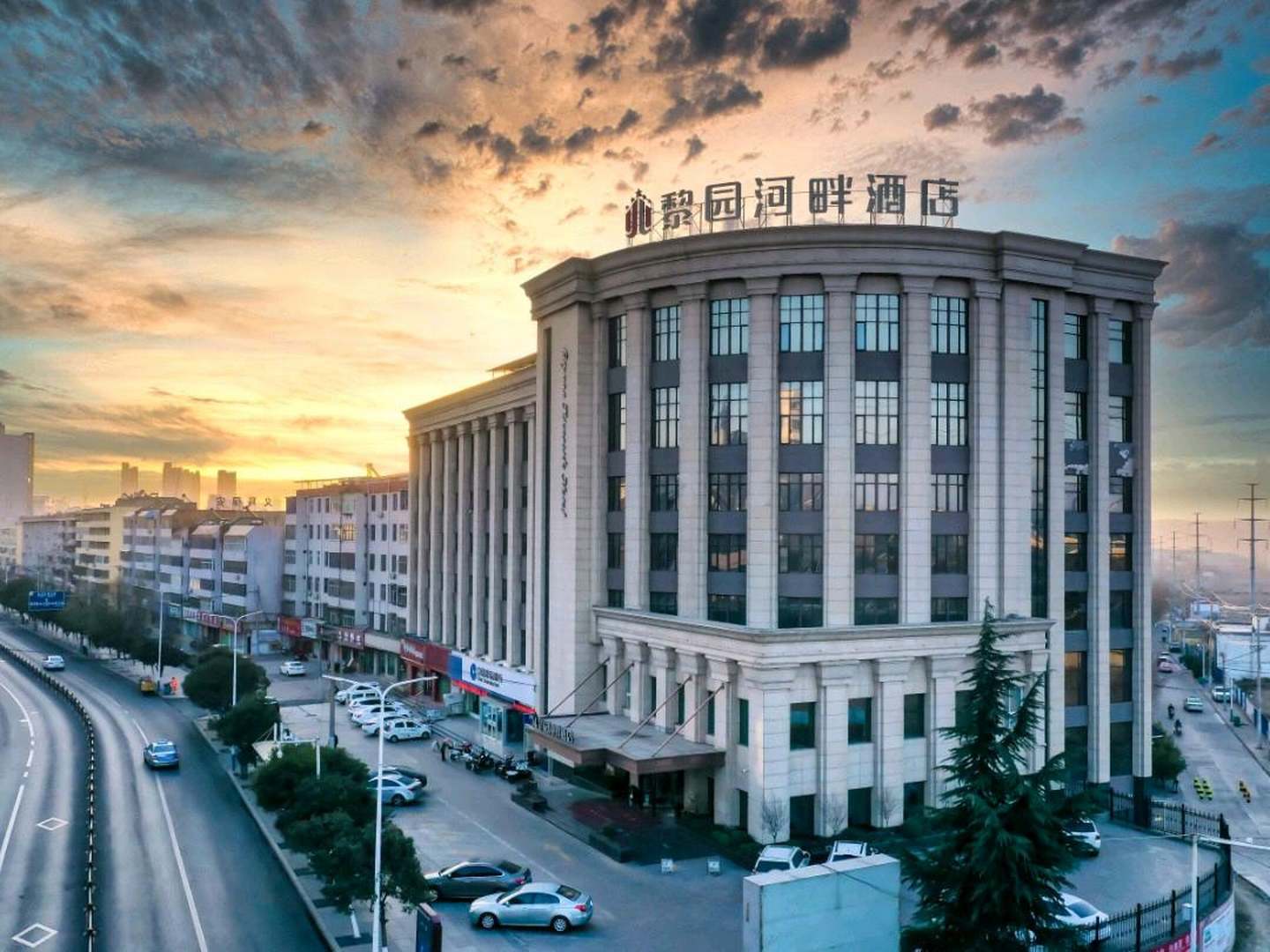 黎园河畔酒店