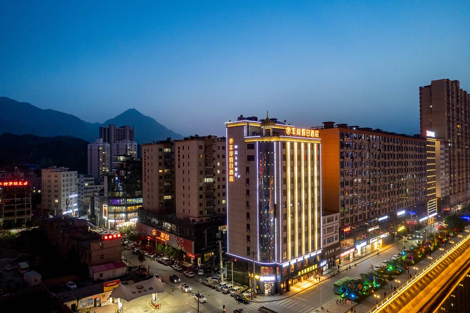 丰岸假日酒店(商洛山阳华龙车站人民广场店)