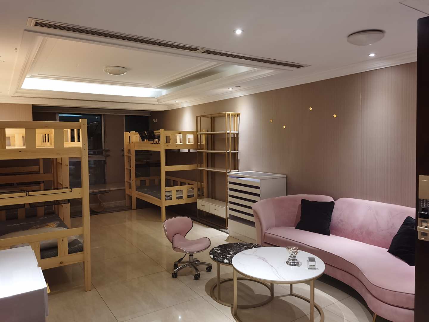 花房姑娘青年旅舍(天津小白楼店)