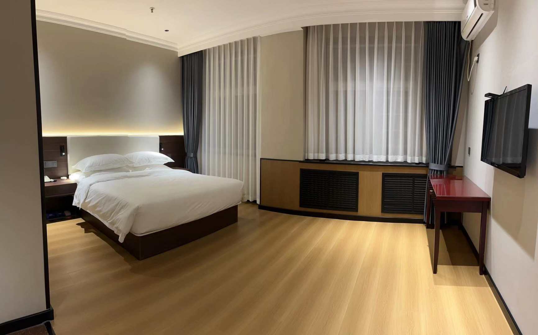 新密一家人商务宾馆(中强光年城市广场店)