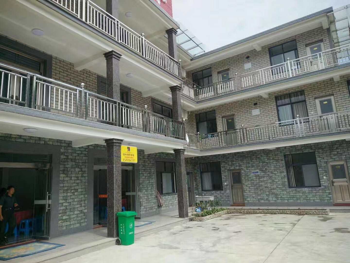 黑洞瀑布群河村橋農家樂(lè )飯店