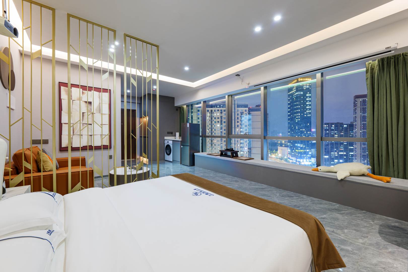 万隆国际公寓(万象水游城店)