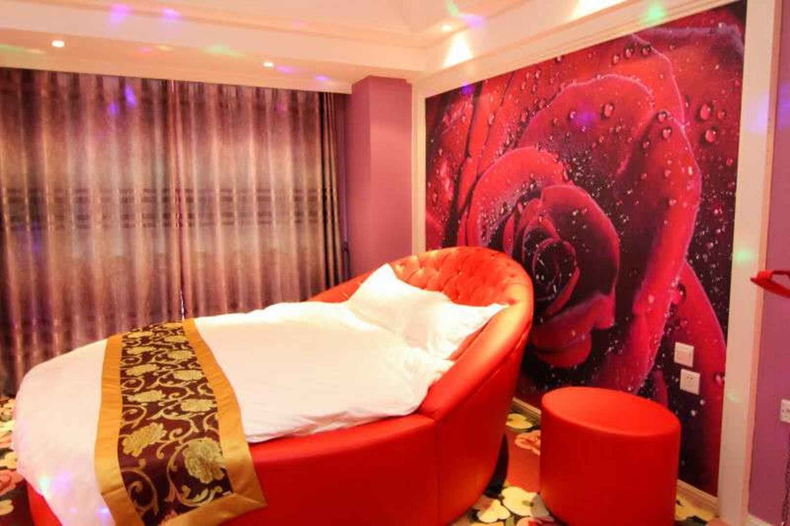 芜湖月半湾情侣主题酒店(万达高铁店)