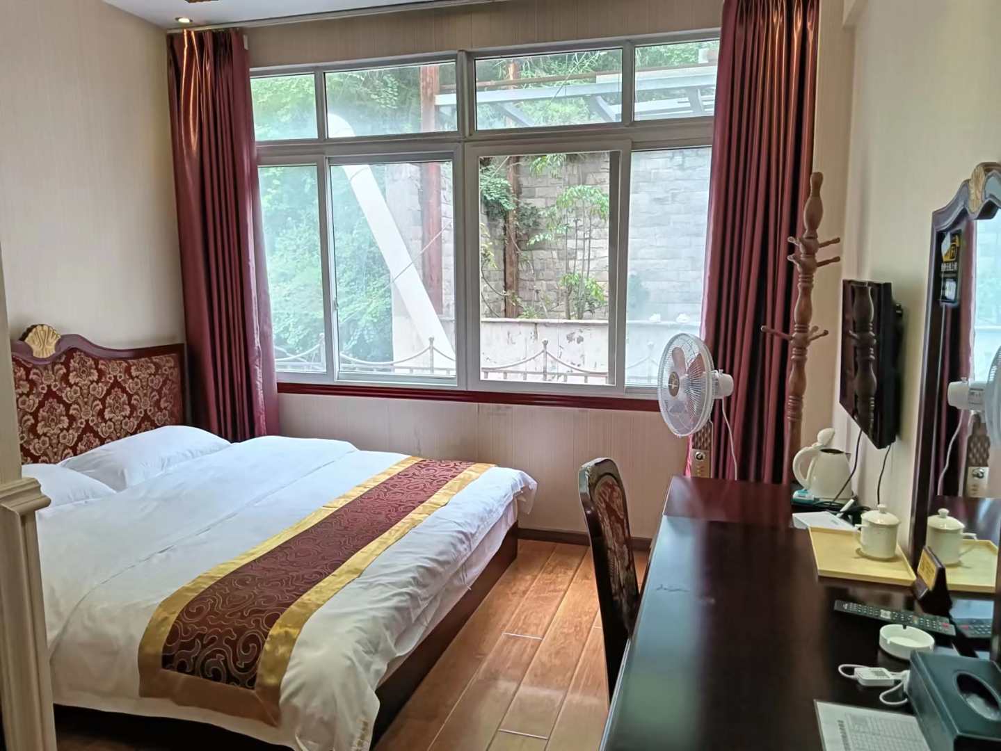 泸定康巴游客宾馆