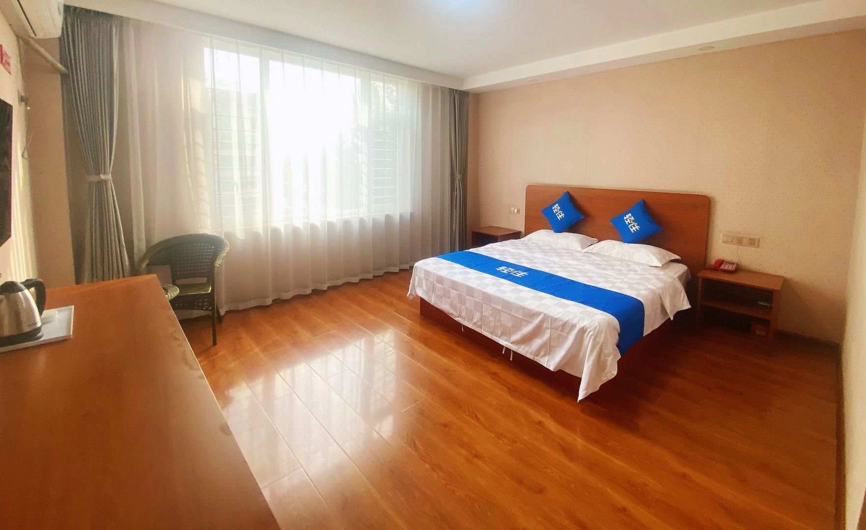 轻住日晨宾馆(东港千盛购物广场店)