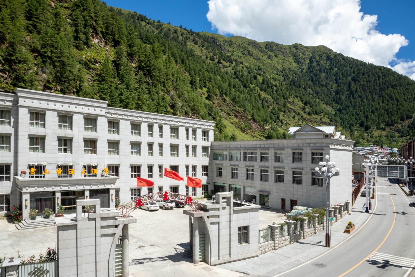 亚东雪山圣渔大酒店