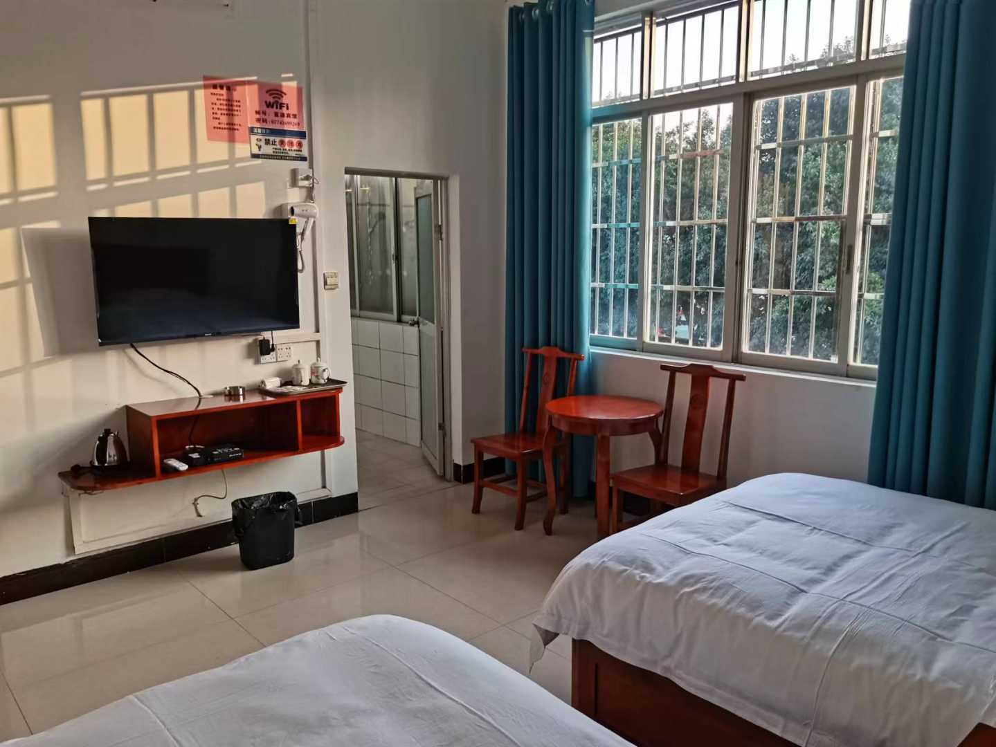富源宾馆(苍梧县新闻出版管理局东北)