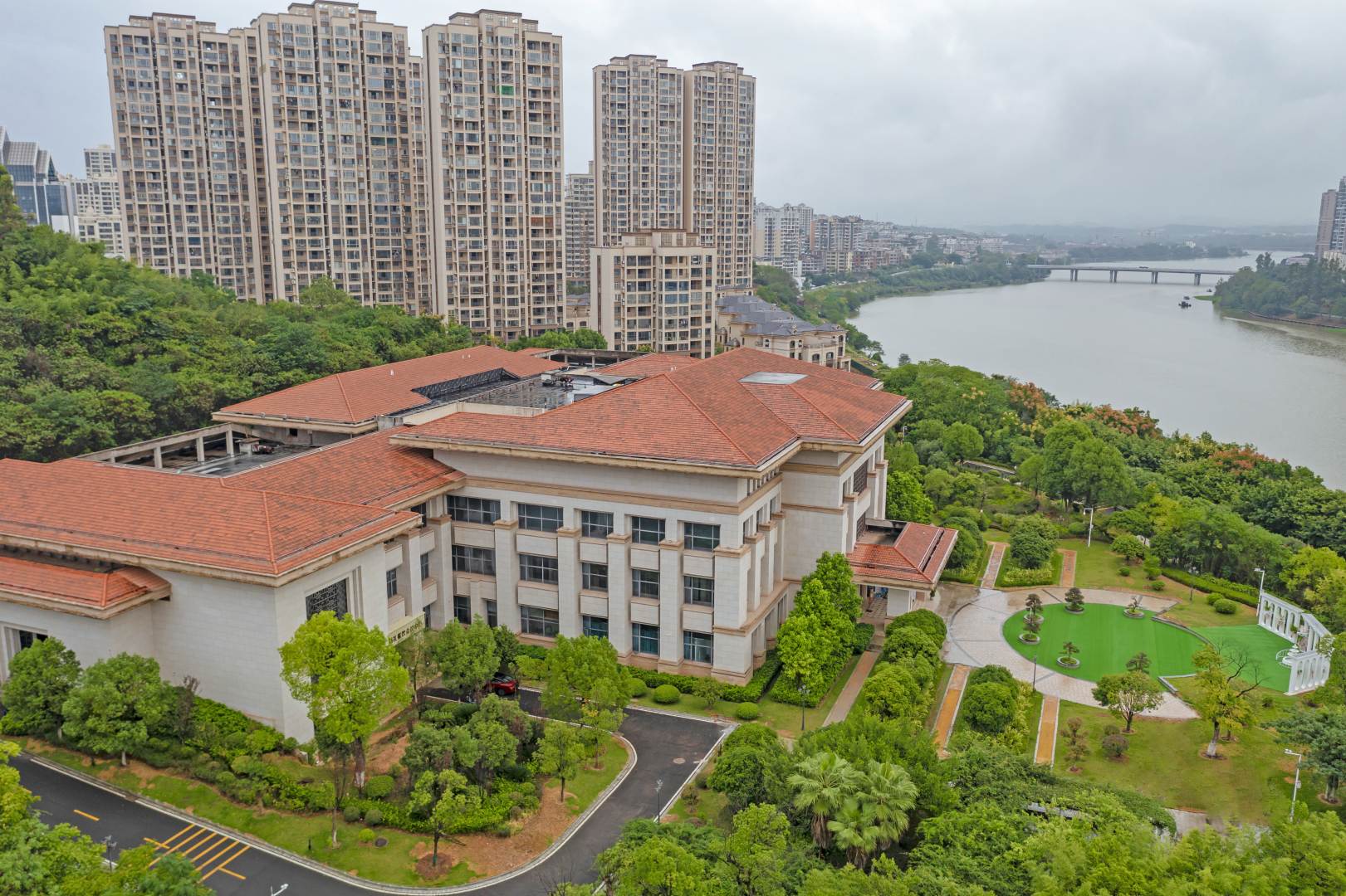 赣州鼎峰乾龙花园酒店(经济开发区万达店)