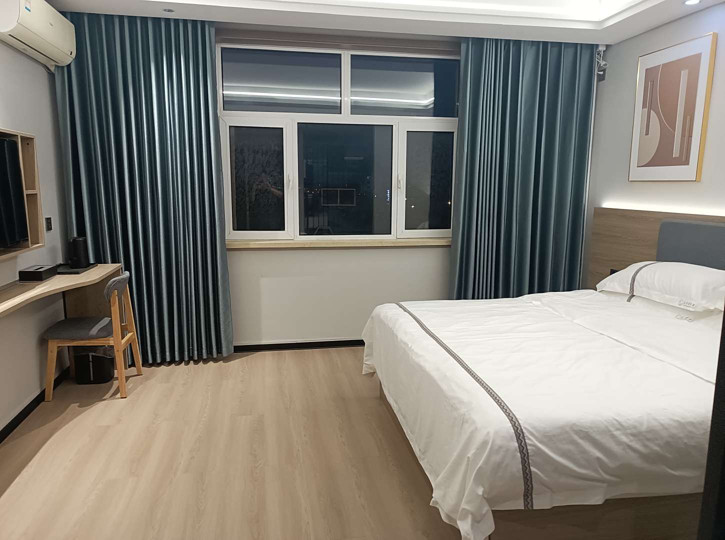 苏尼特右旗汇丰假日酒店