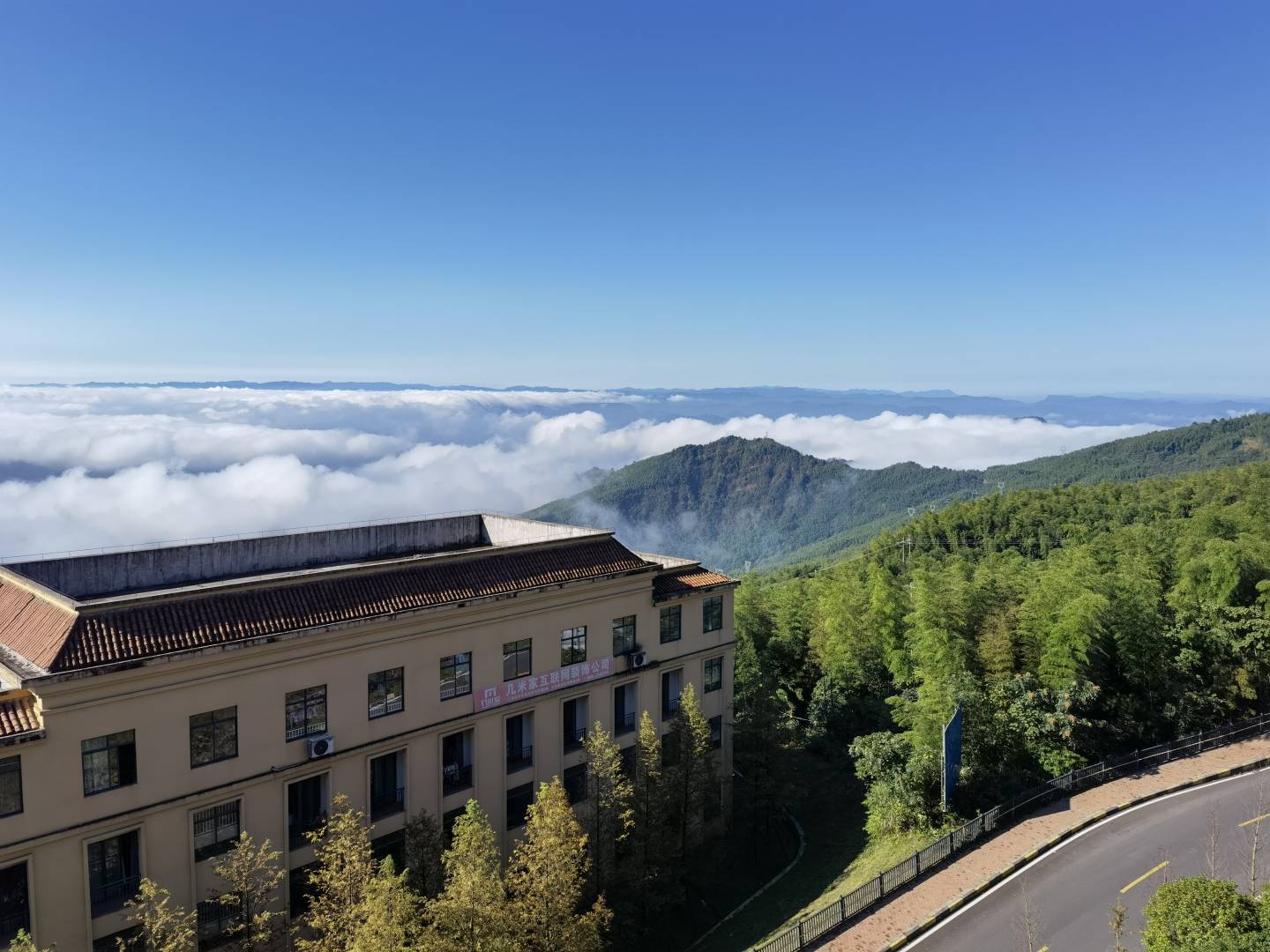 天鹅堡山中拾鸣度假民宿