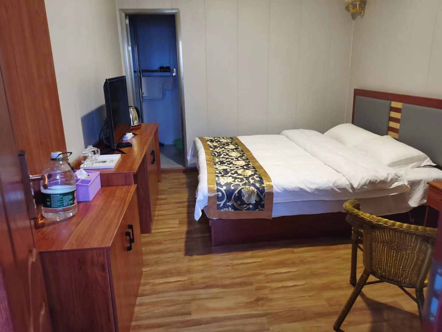 仲巴帕羊拉孜宾馆