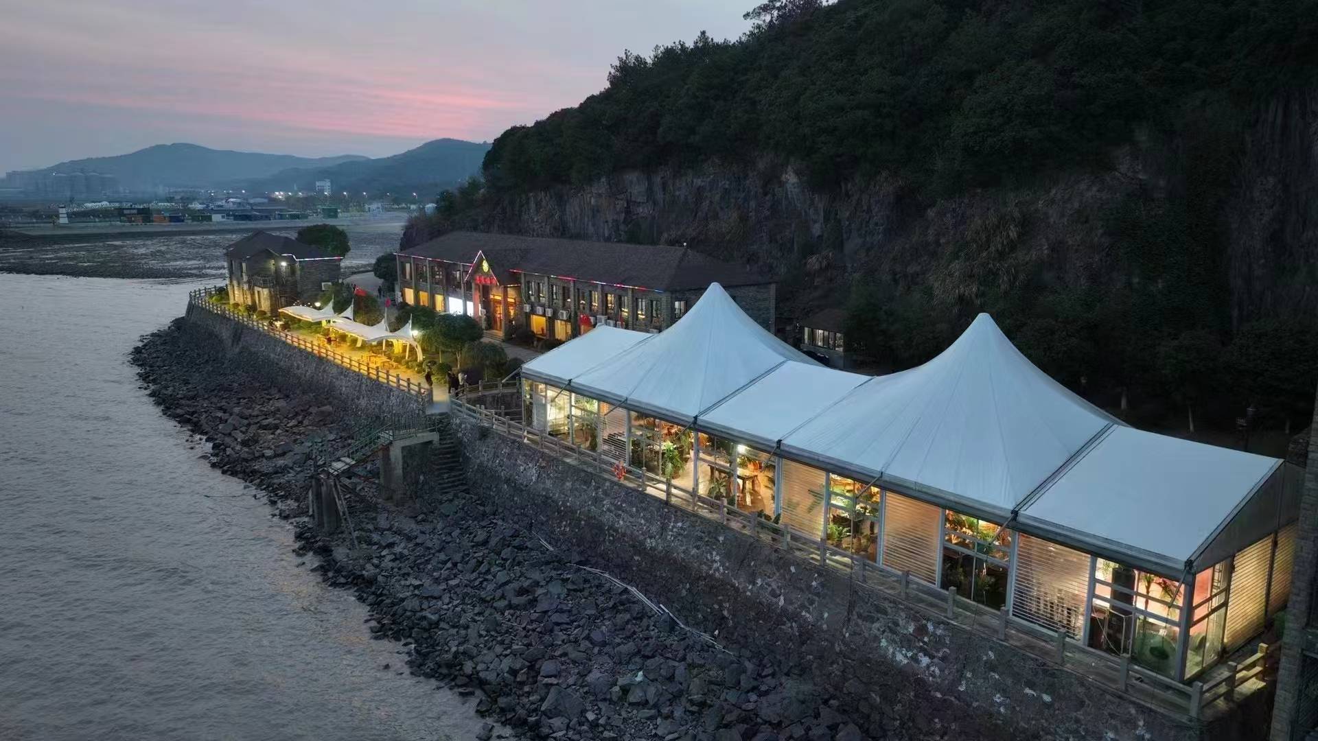 鹰龙海畔大酒店