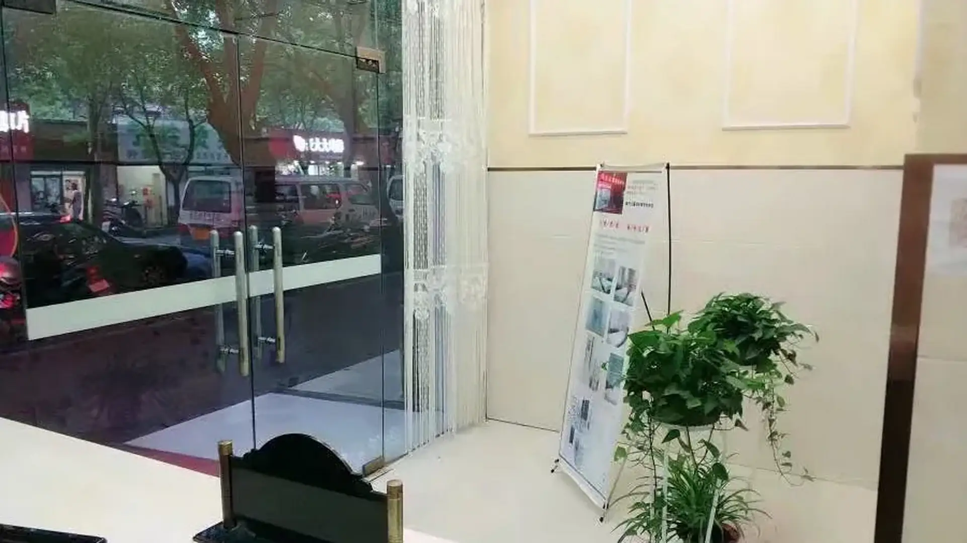假日宾馆。