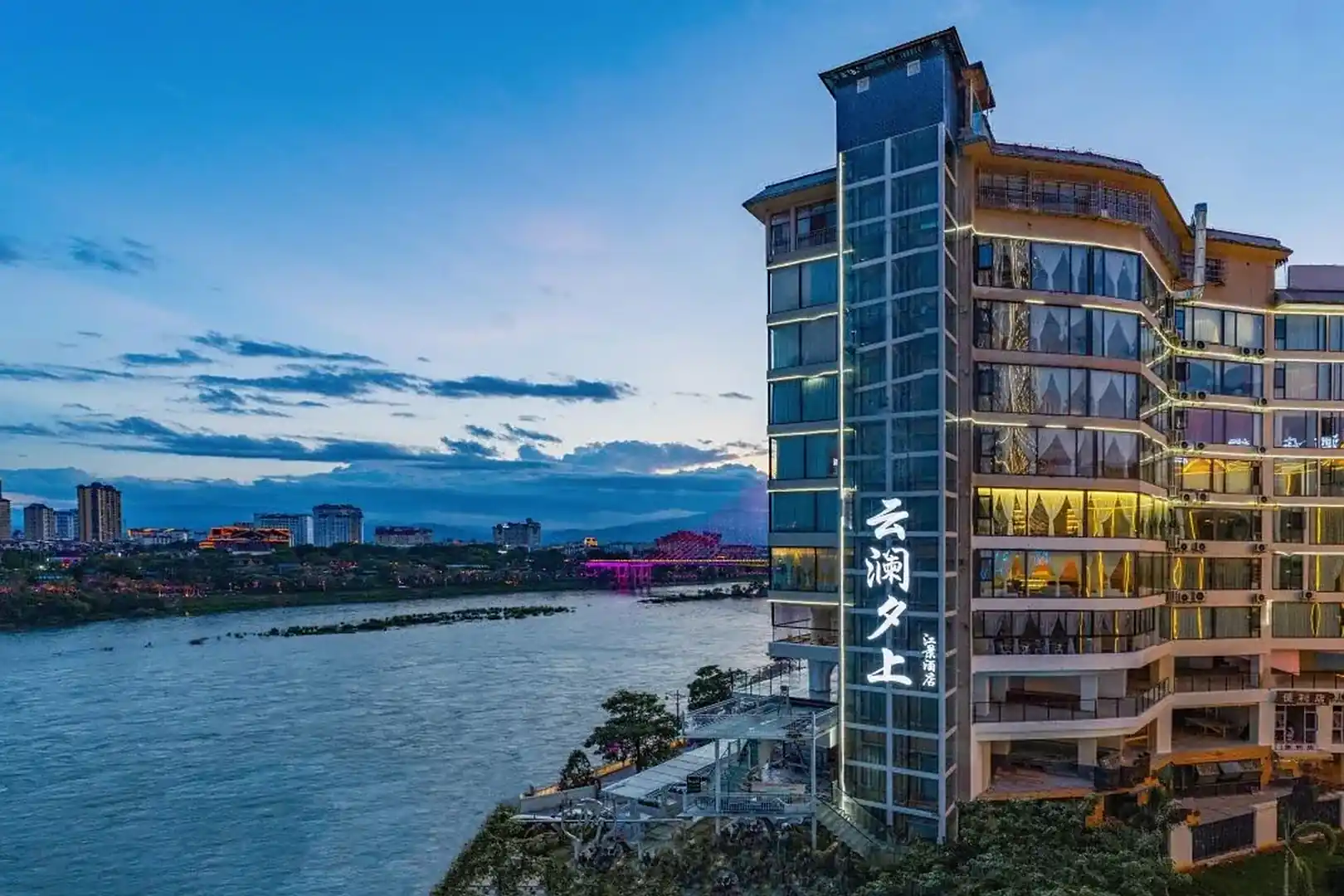 西双版纳景洪云澜夕上·高空江景设计酒店(告庄西双景星光夜市店)