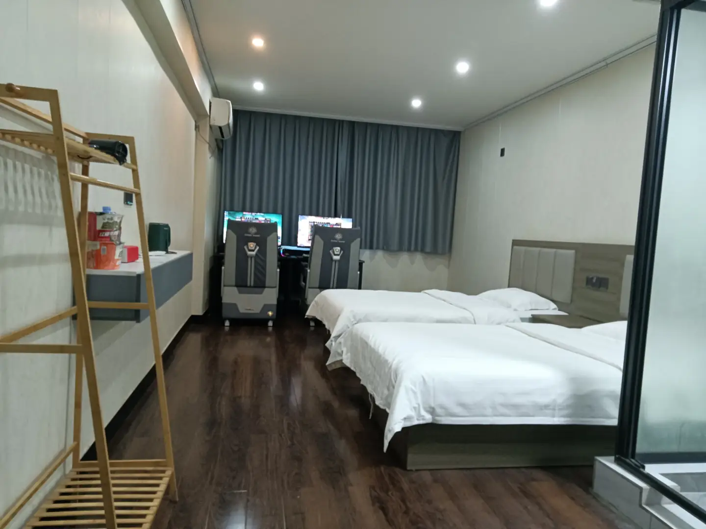 向阳网咖旗舰店(假日宾馆)