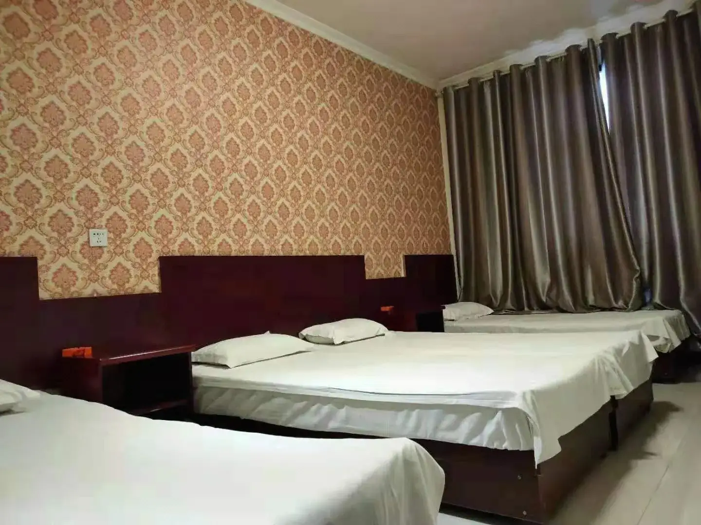 龙泉宾馆(三胜社区西南)