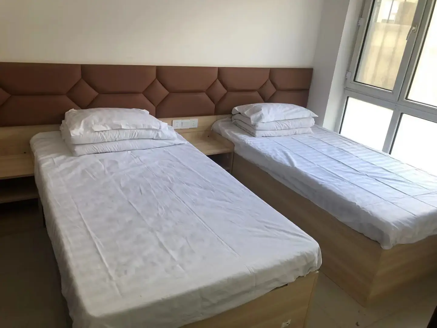 艺华宾馆(辽宁省第七地质大队凤城办事处东南)