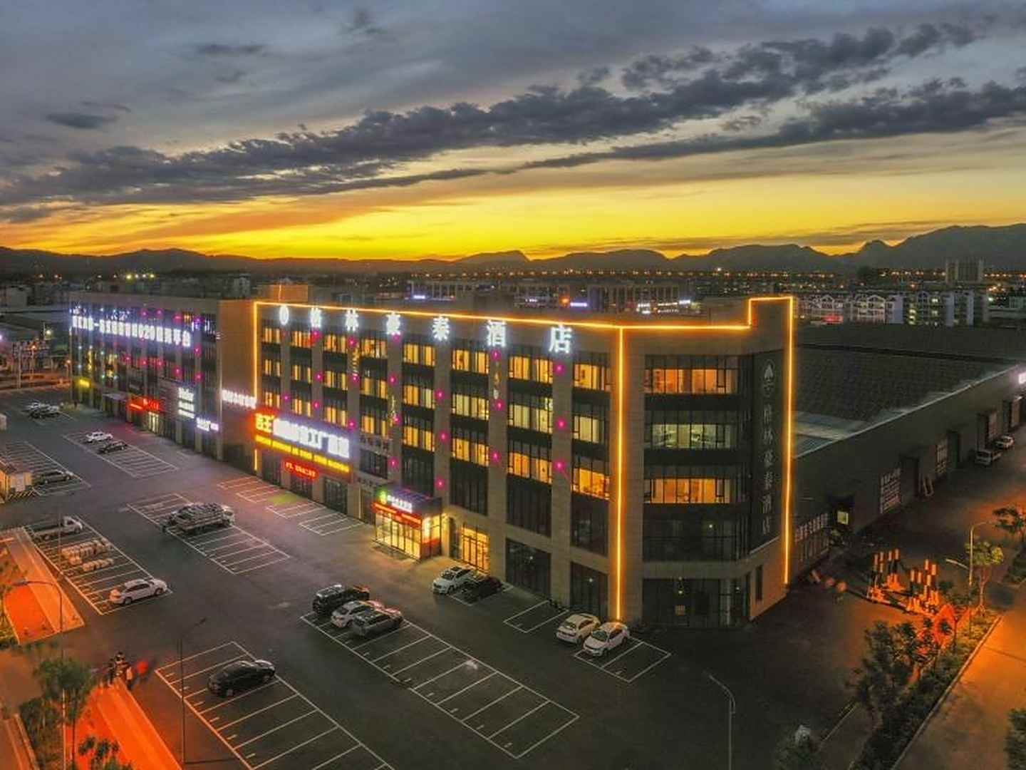 格林豪泰日照市高新区北高速口新发地大学城江豪建材店