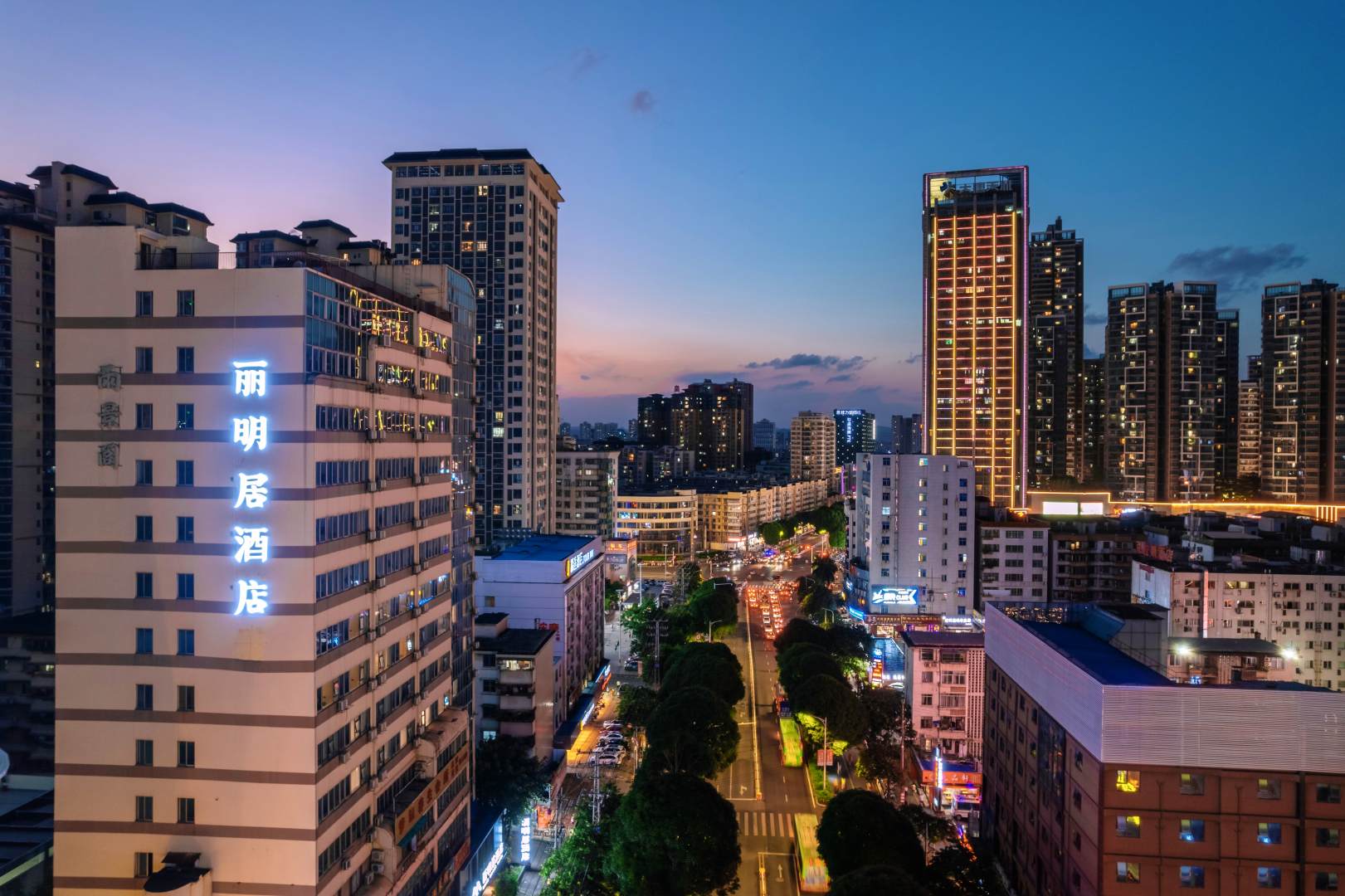 丽明居酒店(南宁师范大学明秀校区北湖南路地铁站店)
