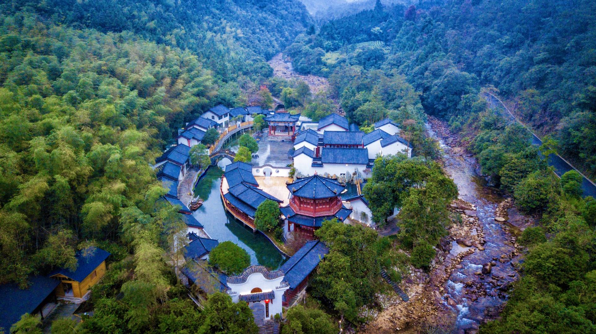 姑婆山三姐故事森林温泉旅修疗愈度假酒店