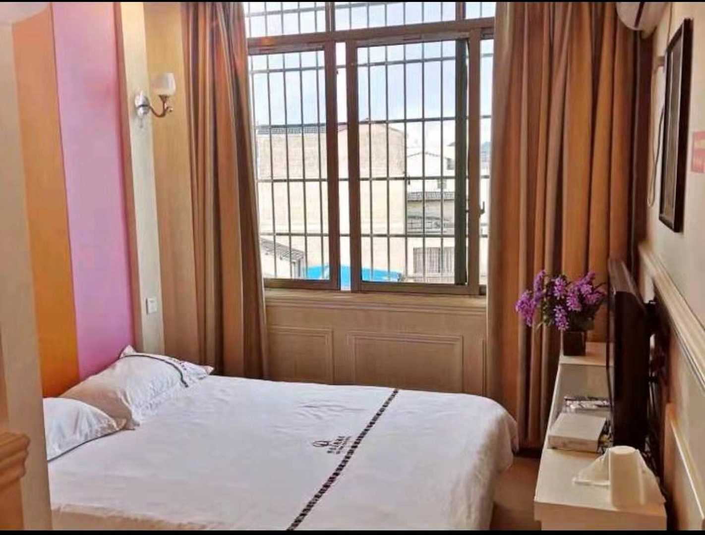 桥东主题酒店(绿谷购物中心店)