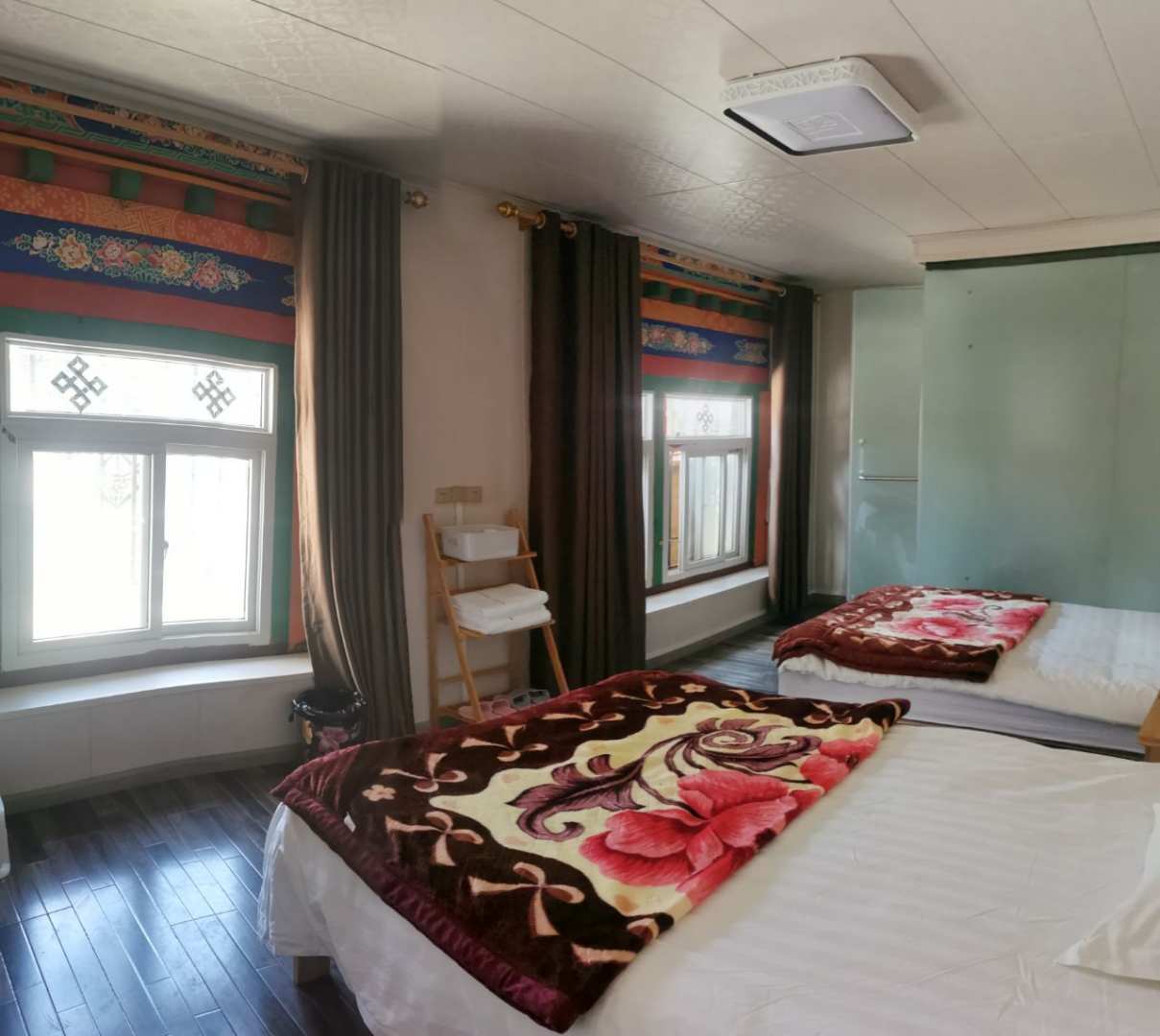 公布江达群觉家庭旅馆