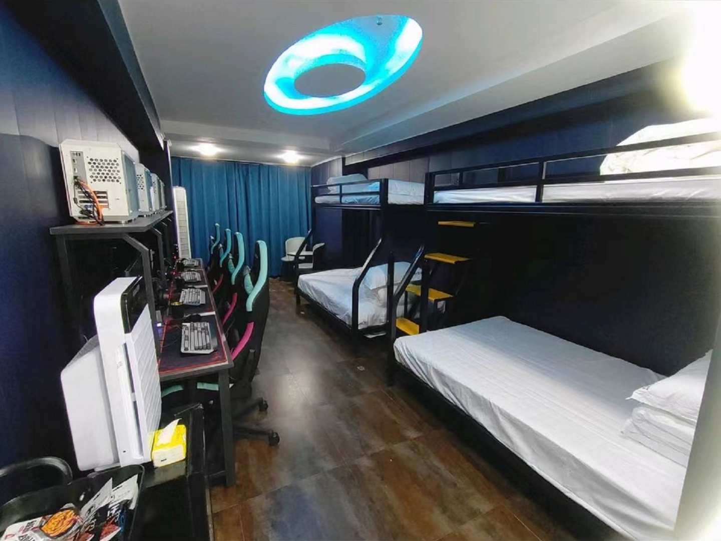 哆啦A盟电竞酒店(宝丰长途汽车站酒店