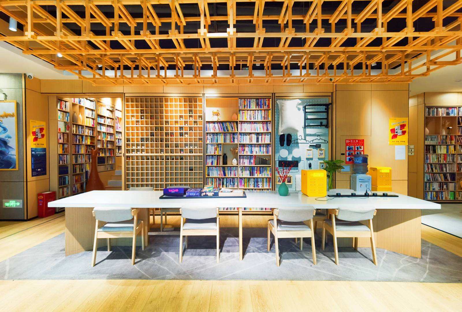 锦囊泛娱酒店(贵阳黔灵山公园地铁站店)