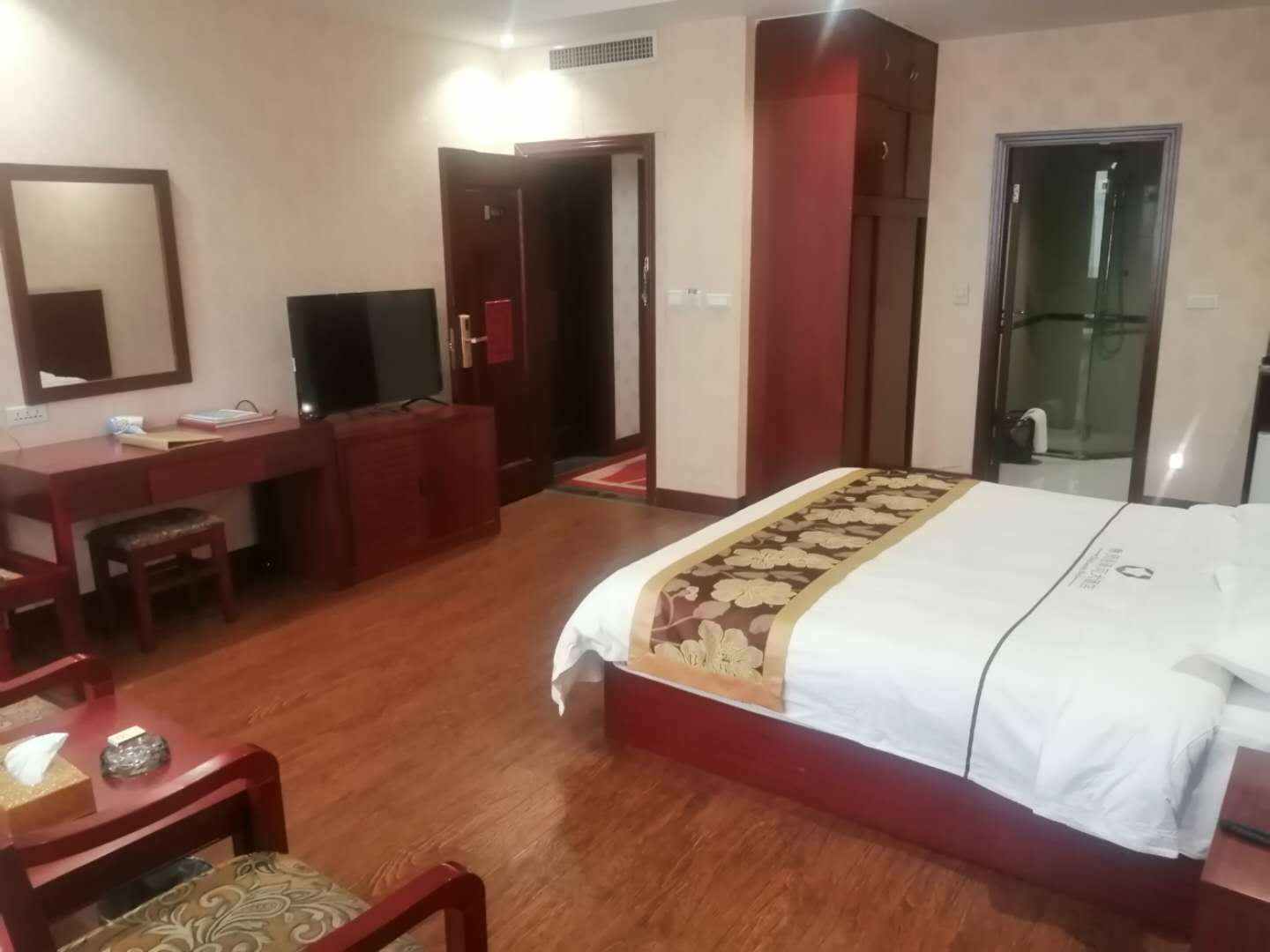 彝良洛泽河大酒店