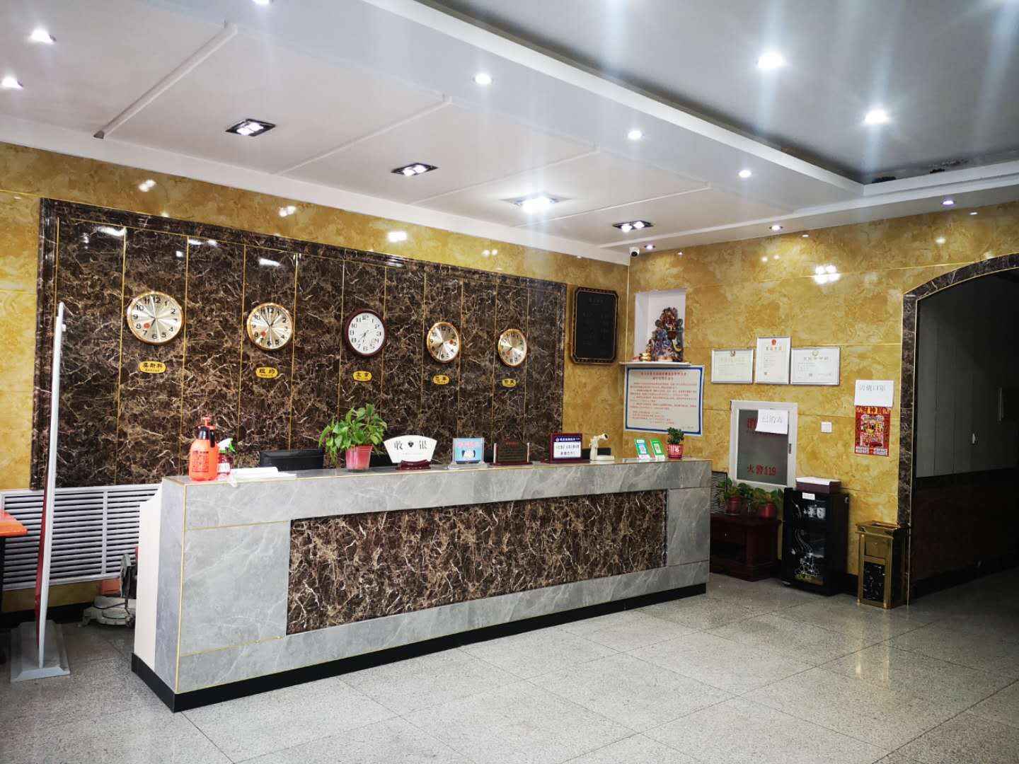 中盛宾馆(御福园东北)